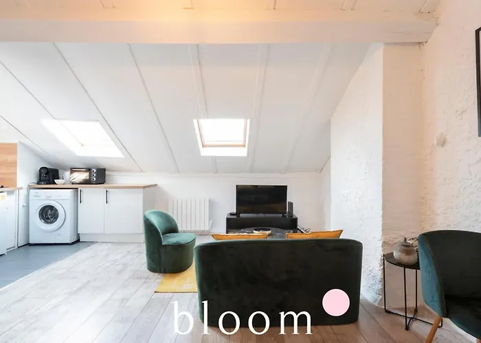 Face A La Gare Tres Bel